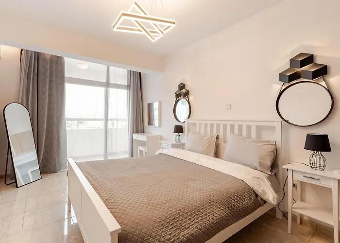 Seaside View 1-bedroom Apartment! アパート *