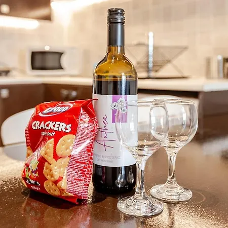 Seaside View 1-bedroom Apartment! 라르나카