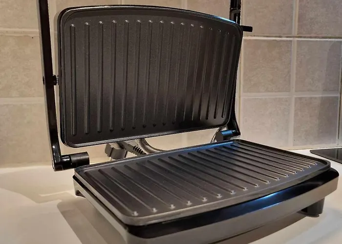 Seaside View 1-bedroom Apartment! 라르나카