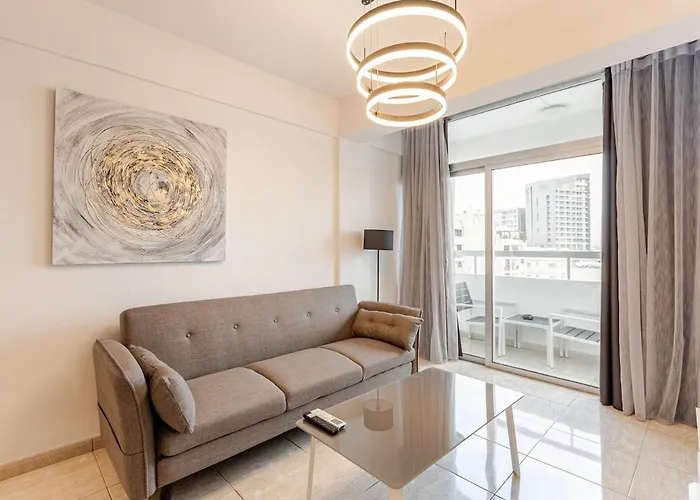 Seaside View 1-bedroom Apartment! * 라르나카