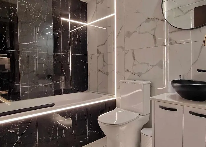 Seaside View 1-bedroom Apartment! 라르나카